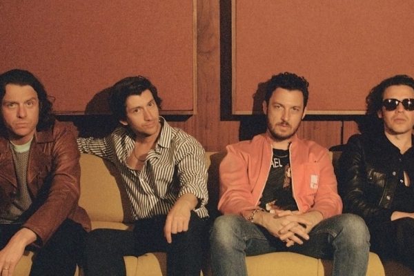 Arctic Monkeys nos deleitan con un primer adelanto de su próximo disco