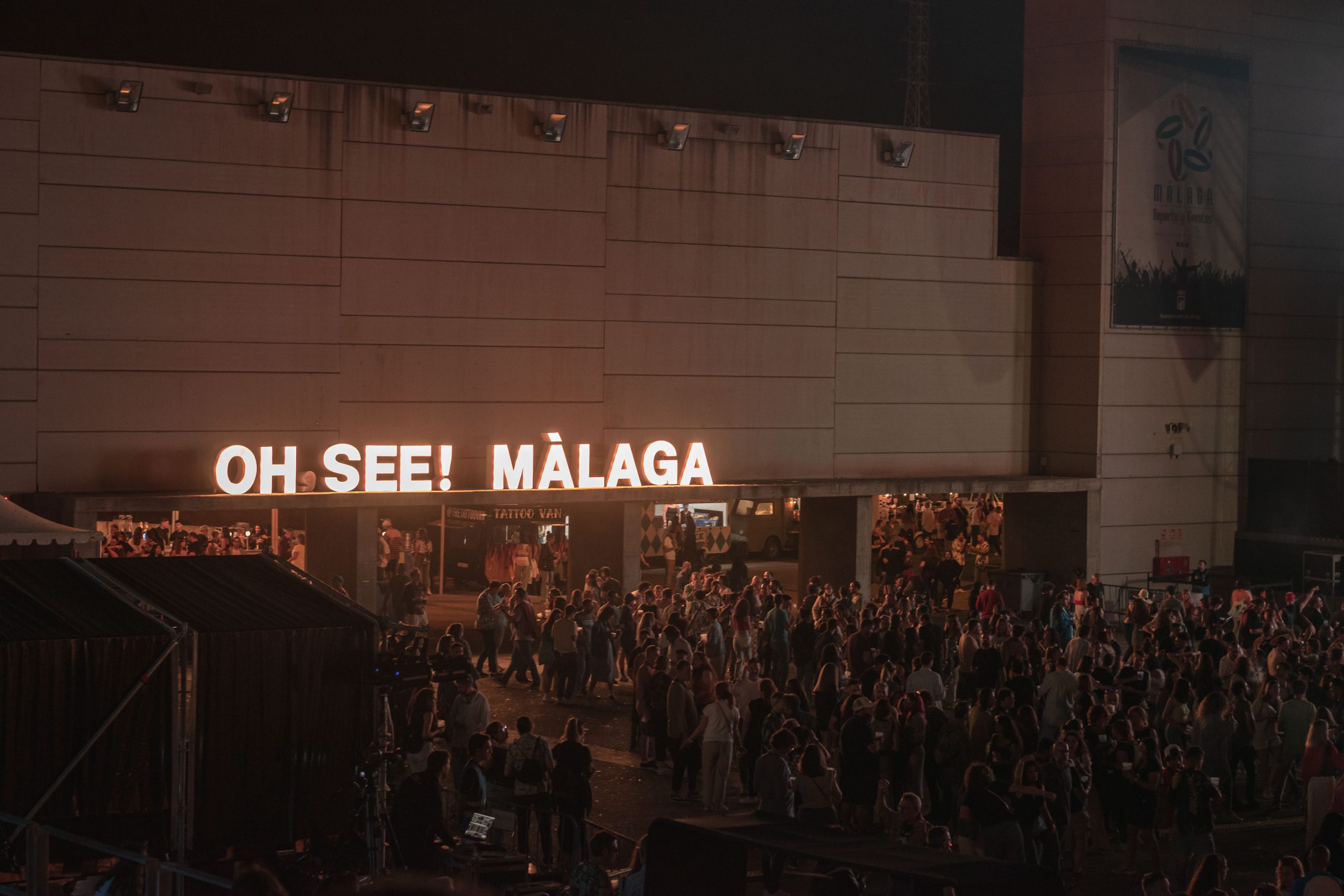 La multitud preparándose para la gran noche de 'Oh See Málaga'. / Laura Ruiz