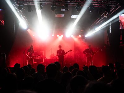 Entre guitarras y pogos: así se vivió el último concierto de Karavana en 2025