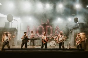 Los miembros de La M.O.D.A. tocando en el escenario flotante de Lanuza durante Pirineos Sur 2026